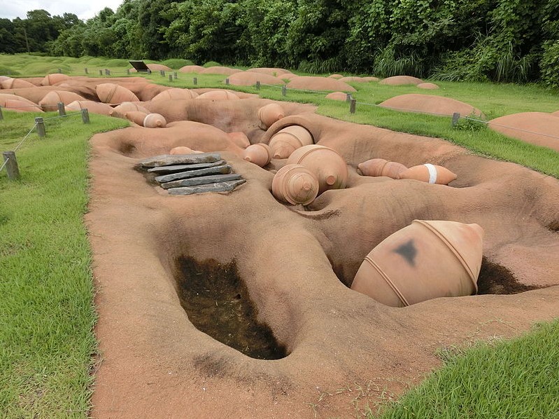 吉野ヶ里遺跡で出土した甕棺（複製による再現）